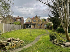 Pass the Keys Idyllic Home in Picturesque Village of Wraysbury